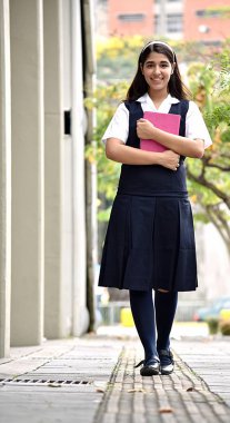 Kaldırımda duran kız Teen öğrenci