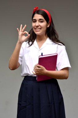 Okul üniforması giyen Tamam kız öğrenci