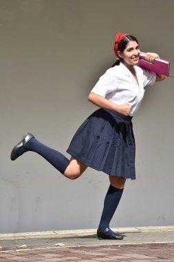 Şirin Kolombiyalı öğrenci giyiyor etek çalıştıran
