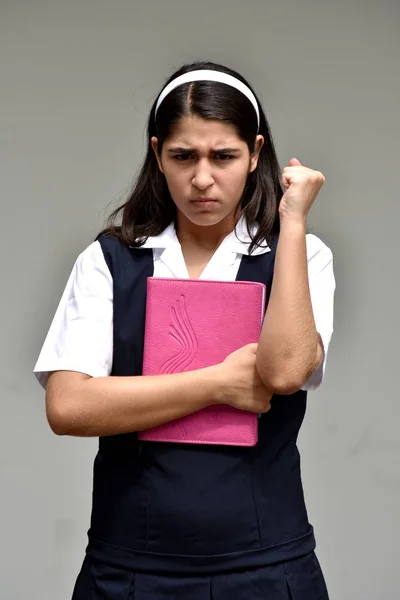 Καθολική κολομβιανή κορίτσι φοιτητής και ο θυμός που φοράει τη στολή του σχολείου — Φωτογραφία Αρχείου