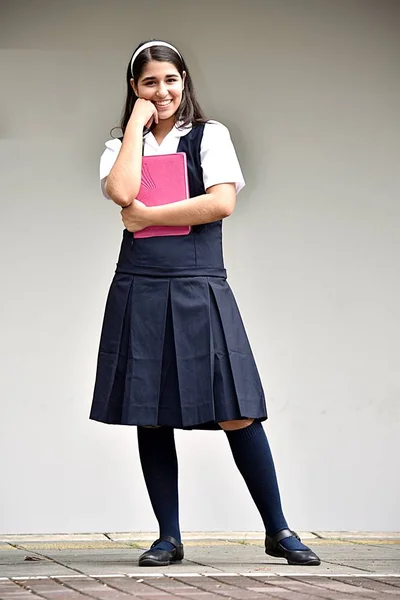 Carino colombiano scuola ragazza in piedi indossando uniforme — Foto Stock