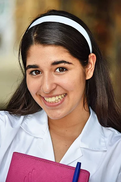 Χαριτωμένο κορίτσι φοιτητής χαμογελώντας — Φωτογραφία Αρχείου