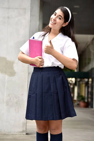 Ευτυχισμένος κορίτσι φοιτητής με το Σημειωματάριο — Φωτογραφία Αρχείου
