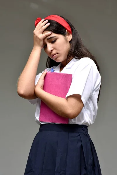 Deprimido menina estudante vestindo uniforme com caderno — Fotografia de Stock