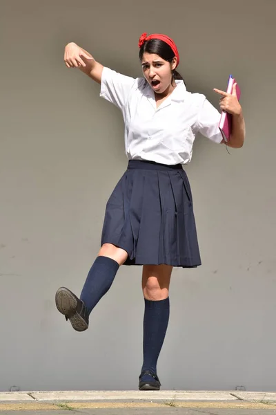Adolescent école fille équilibrage — Photo