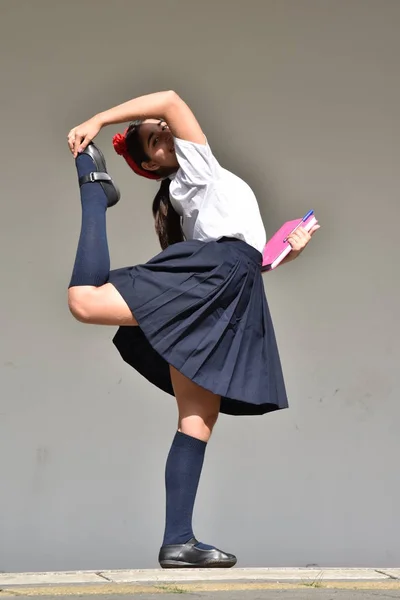 Adolescente escuela chica equilibrio —  Fotos de Stock