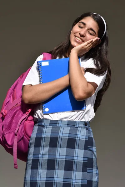 Cansado escolar chica usando uniforme con portátil — Foto de Stock