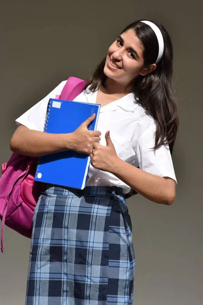 Feliz estudiante colombiano adolescente escuela chica — Foto de Stock