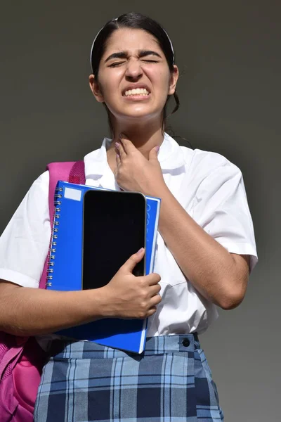 Vrouwelijke Student met keelpijn dragen van Uniform — Stockfoto