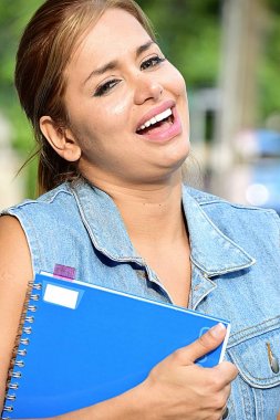 Yetişkin kız öğrenci gülüyor