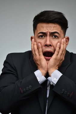 Takım elbise ve kravat takan bir adam iş vurguladı