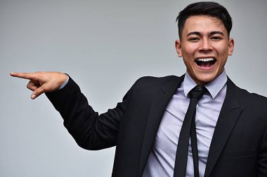 Akıllı iş adamı giyen takım elbise işaret