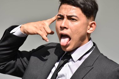 Takım elbise ve kravat giyen deli yakışıklı işadamı