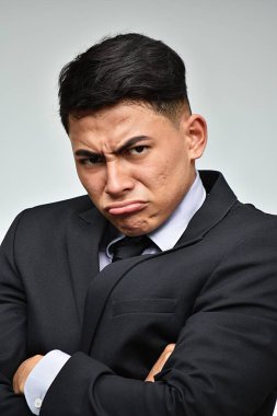 Takım elbise ve kravat giyen deli Kolombiyalı kişi