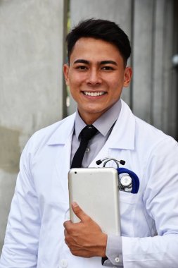 Akıllı erkek doktor giyen laboratuar önlüğünü Tablet ile gülümseyen