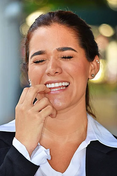 Schöne Geschäftsfrau und Lachen im Anzug — Stockfoto
