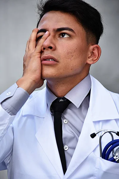 Preocupado médico adulto masculino — Foto de Stock