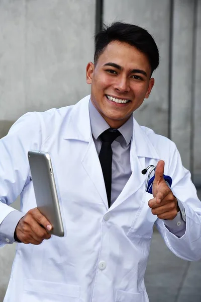 Médico masculino y felicidad con la tableta —  Fotos de Stock