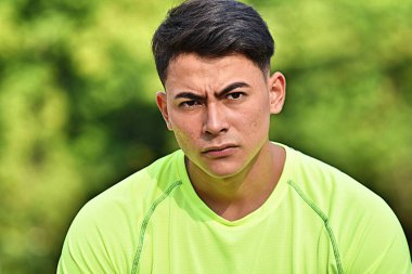 Ciddi Kolombiyalı kişi