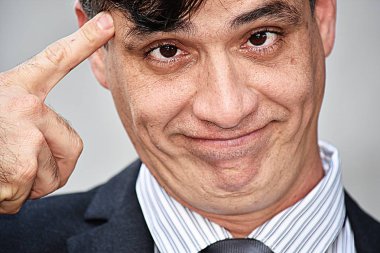 Takım elbise giymiş akıllı İspanyol iş yürütme