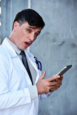Goofy erkek doktor önlük giyiyor