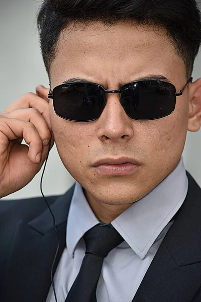 Güneş gözlüğü takıyor bir azınlık güvenlik görevlisi portresi — Stok fotoğraf