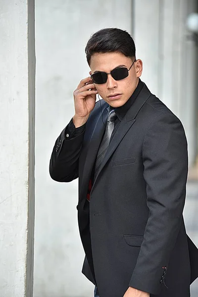 Beznamiętna Latino Secret Service Agent noszący okulary przeciwsłoneczne — Zdjęcie stockowe