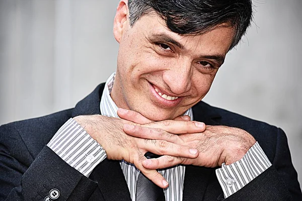 Akıllı iş yürütme ve takım elbise ve kravat giyen mutluluk