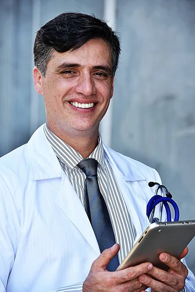 Latino Homme Docteur Souriant — Photo