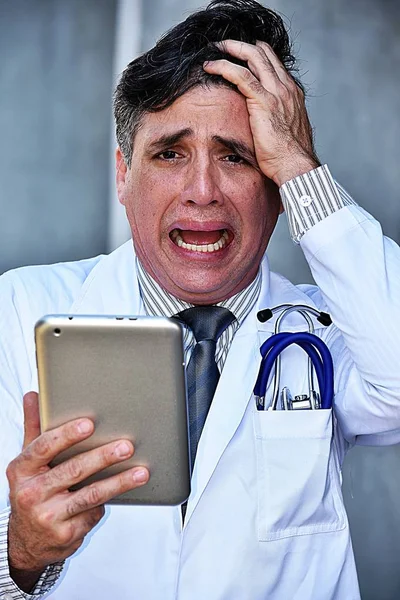 Professionnel médical masculin intelligent stressant avec tablette — Photo