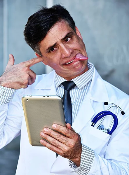Médico loco macho con tableta —  Fotos de Stock