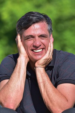 Orta yaşlı erkek ve mutluluk