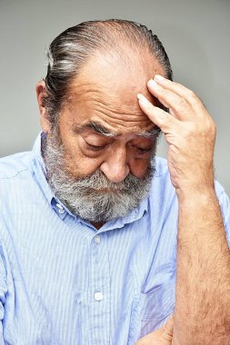 Yetişkin erkek ve üzüntü