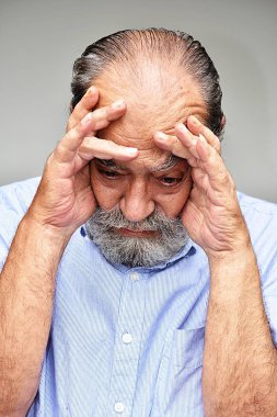 Endişeli sakallı yaşlı erkek