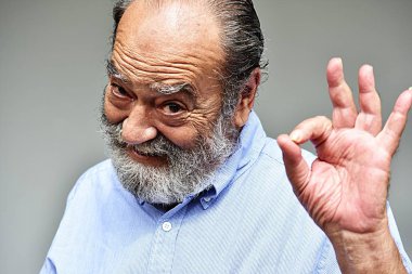 Tamam sakallı yaşlı Dede