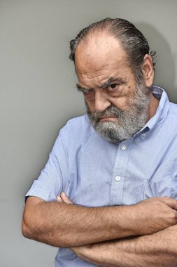 İnatçı yaşlı erkek kişi