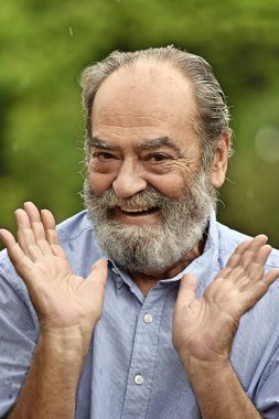 Sakallı yaşlı erkek ve mutluluk