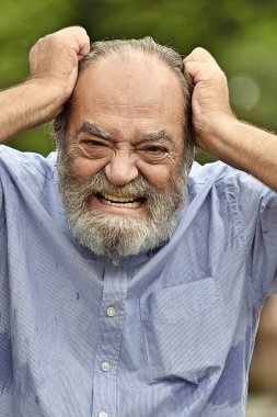 Sakallı yaşlı kişi vurguladı