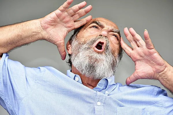 Pessoa idosa gritando — Fotografia de Stock