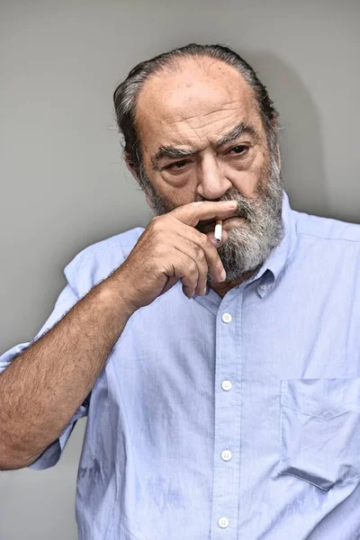 Старші чоловіки куріння — стокове фото