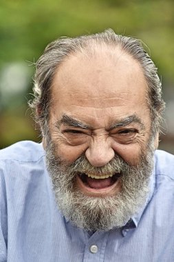 Çok memnun emekli kişi