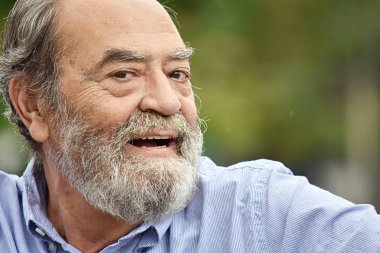 Eski erkek konuşan sakallı