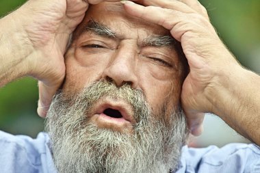 Endişeli erkek büyükbaba