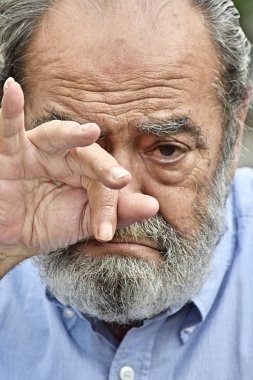 Ağlamaklı kıdemli erkek