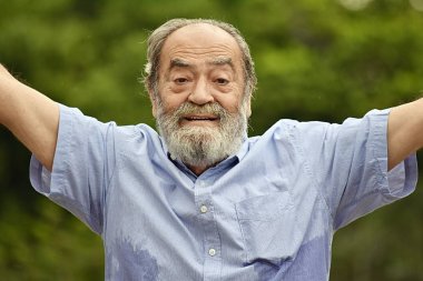 Üst düzey Kolombiyalı erkek ve zafer