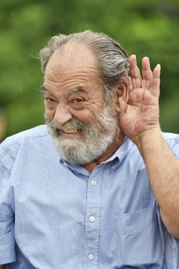 Eski büyükbaba dinleme