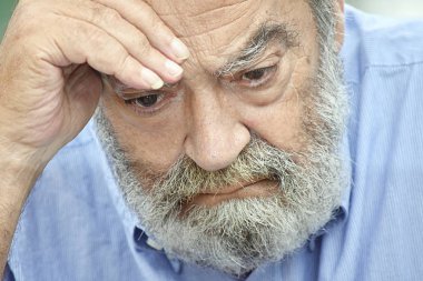 Mutsuz sakallı eski büyükbaba