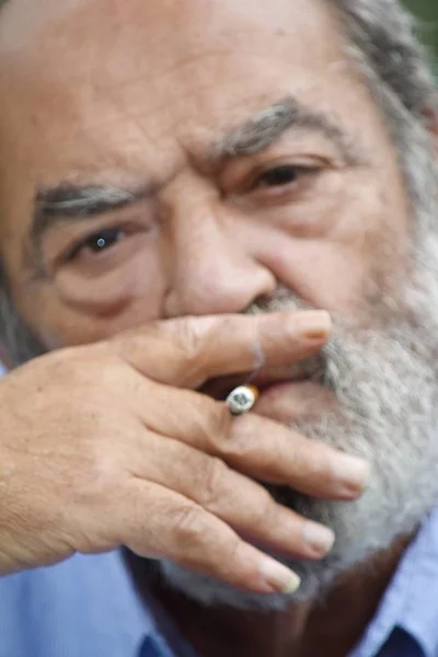 西班牙裔男性吸烟 — 图库照片