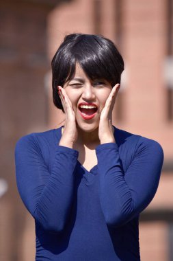 Peruk takmış sürpriz güzel kişi