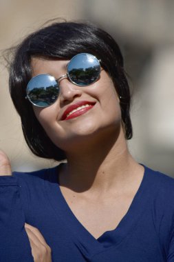 güzel kadın güneş gözlüğü takıyor